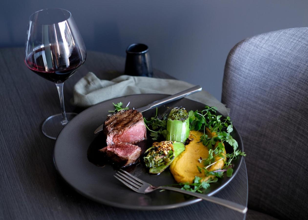 כרייסטצ'רץ' The Mayfair מראה חיצוני תמונה A steak and wine dinner