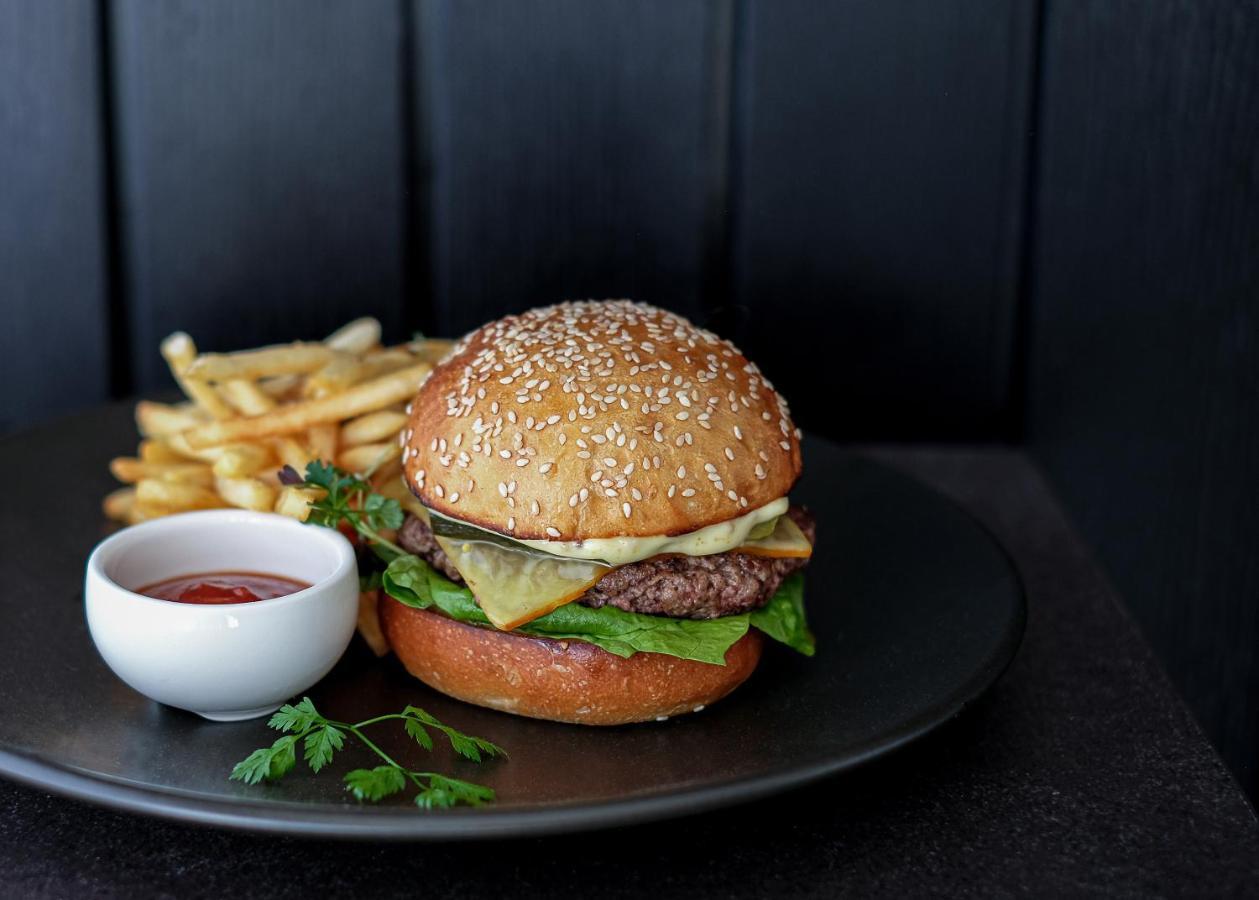 כרייסטצ'רץ' The Mayfair מראה חיצוני תמונה A cheeseburger with chips