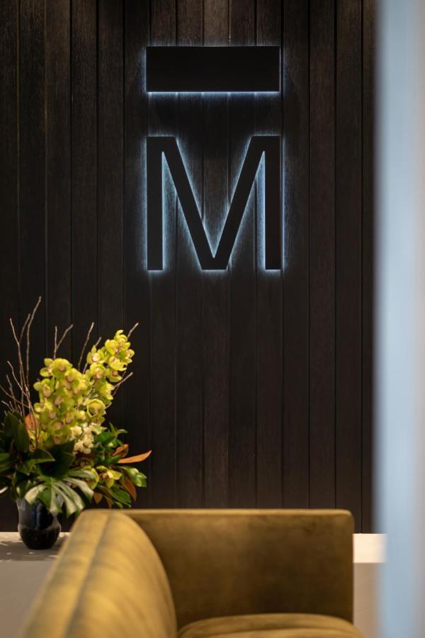 כרייסטצ'רץ' The Mayfair מראה חיצוני תמונה The M on the wall of the lobby