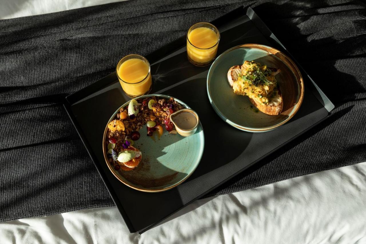 כרייסטצ'רץ' The Mayfair מראה חיצוני תמונה A room service tray