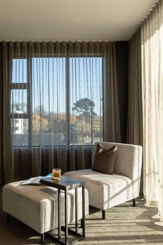 כרייסטצ'רץ' The Mayfair חדר תמונה A sheer curtain